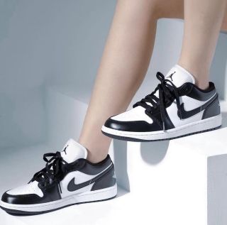 AIR JORDAN 1 LOW “PANDA” 🐼👟🖤 POZOR! Velikonoční nadílka je tady! 🐣🎁 Použij kód VELIKONOCE a ušetři na svém novém páru...